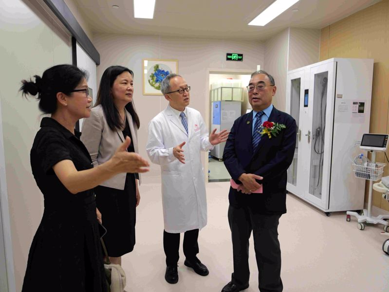 暨南大學團隊帶領參觀及介紹剛啟用的暨南大學附屬第一醫院國際消化內鏡中心。